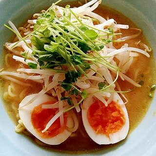 もやしと豆苗を加えて！野菜たっぷり味噌ラーメン♪